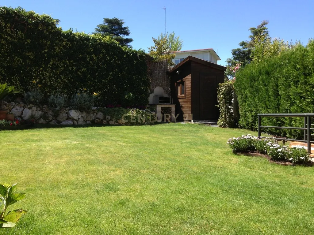 Luxuosa Moradia Renovada em Madrid com Vista para a Cidade - Image 73