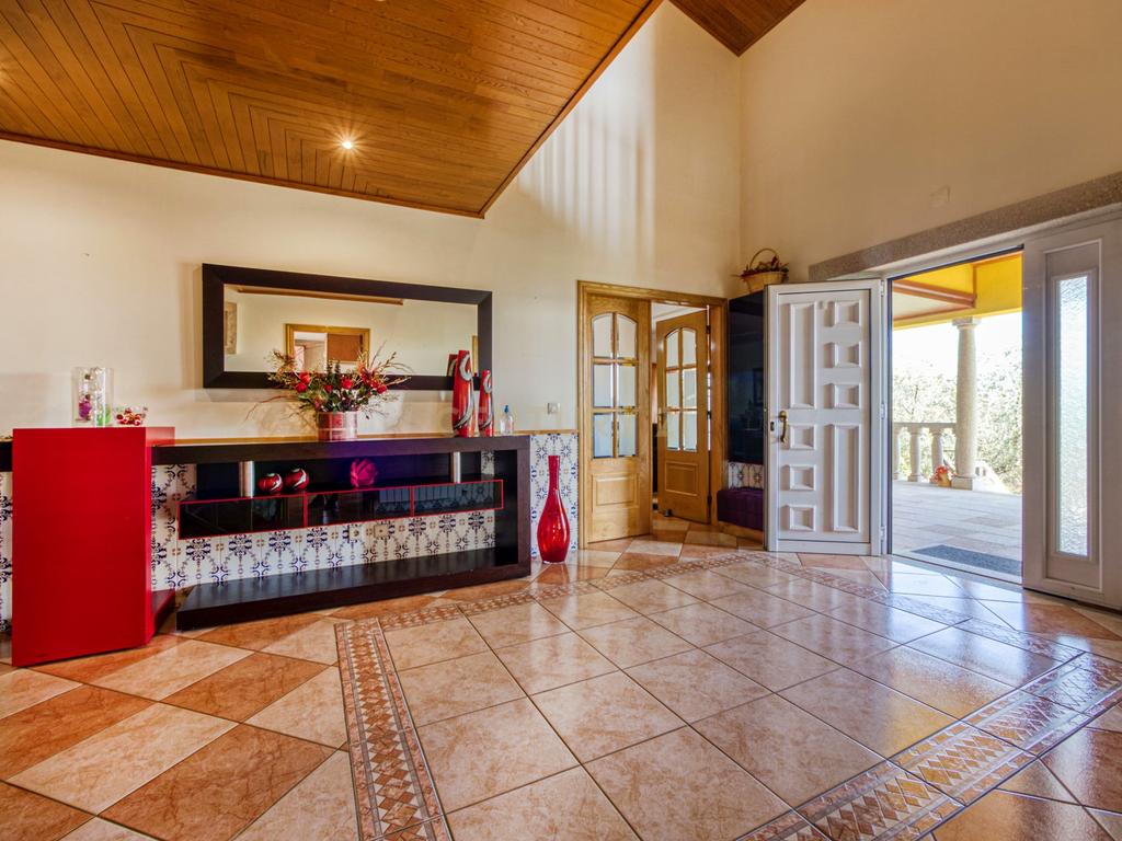 Moradia localizada na capital de distrito, no coração do Nordeste Transmontano. - Image 4