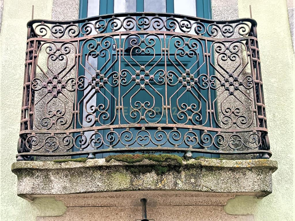 Moradia bifamiliar com cinco quartos, terreno e água para reconstrução no coração da Cidade da Maia, em Gueifaes - Image 7