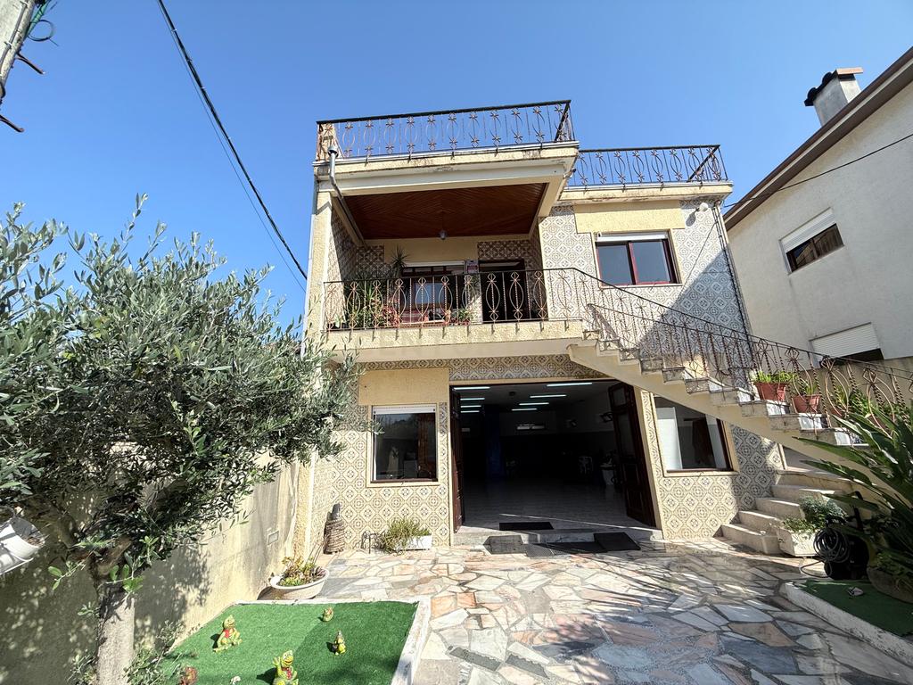 🏡 Moradia de charme junto aos Caminhos de Santiago — Localização privilegiada e elevado potencial de rentabilidade - Image 1