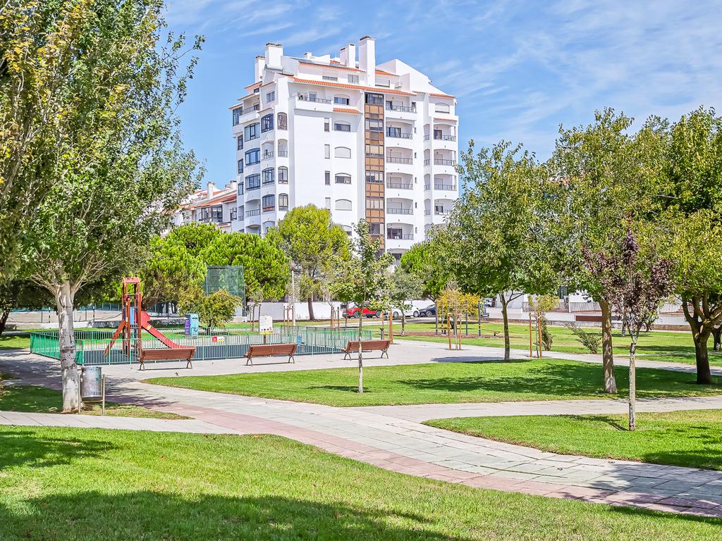 Apartamento Renovado em Cascais com 3 Quartos e Varanda - Image 29