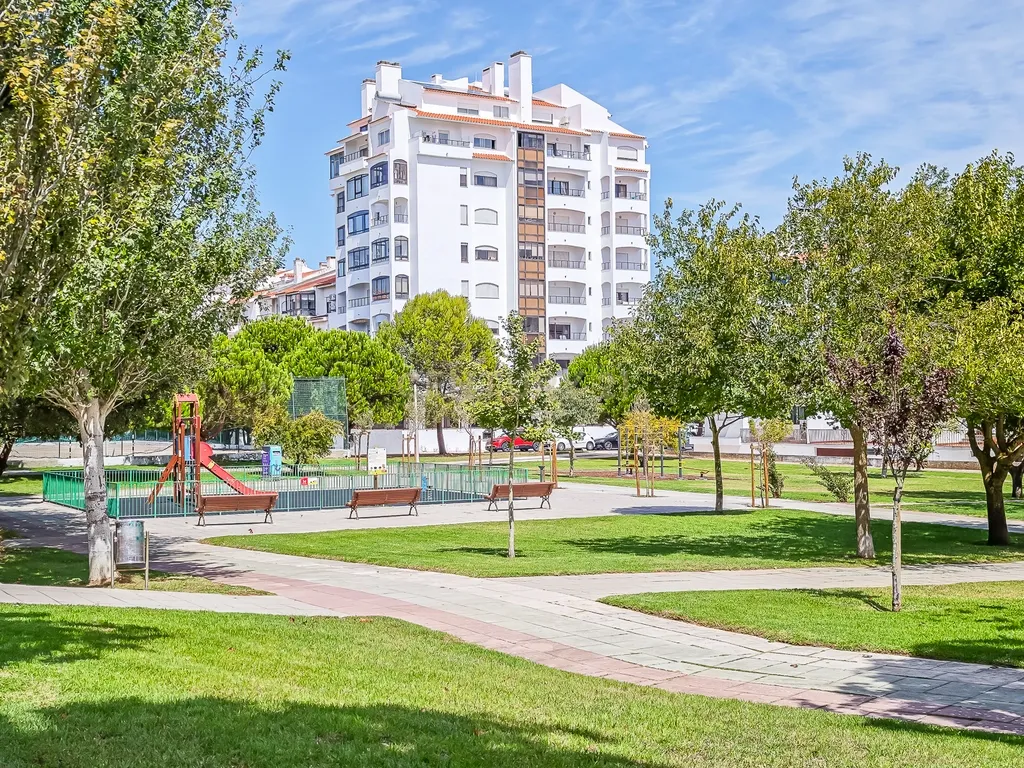 Apartamento Renovado em Cascais com 3 Quartos e Varanda - Image 29