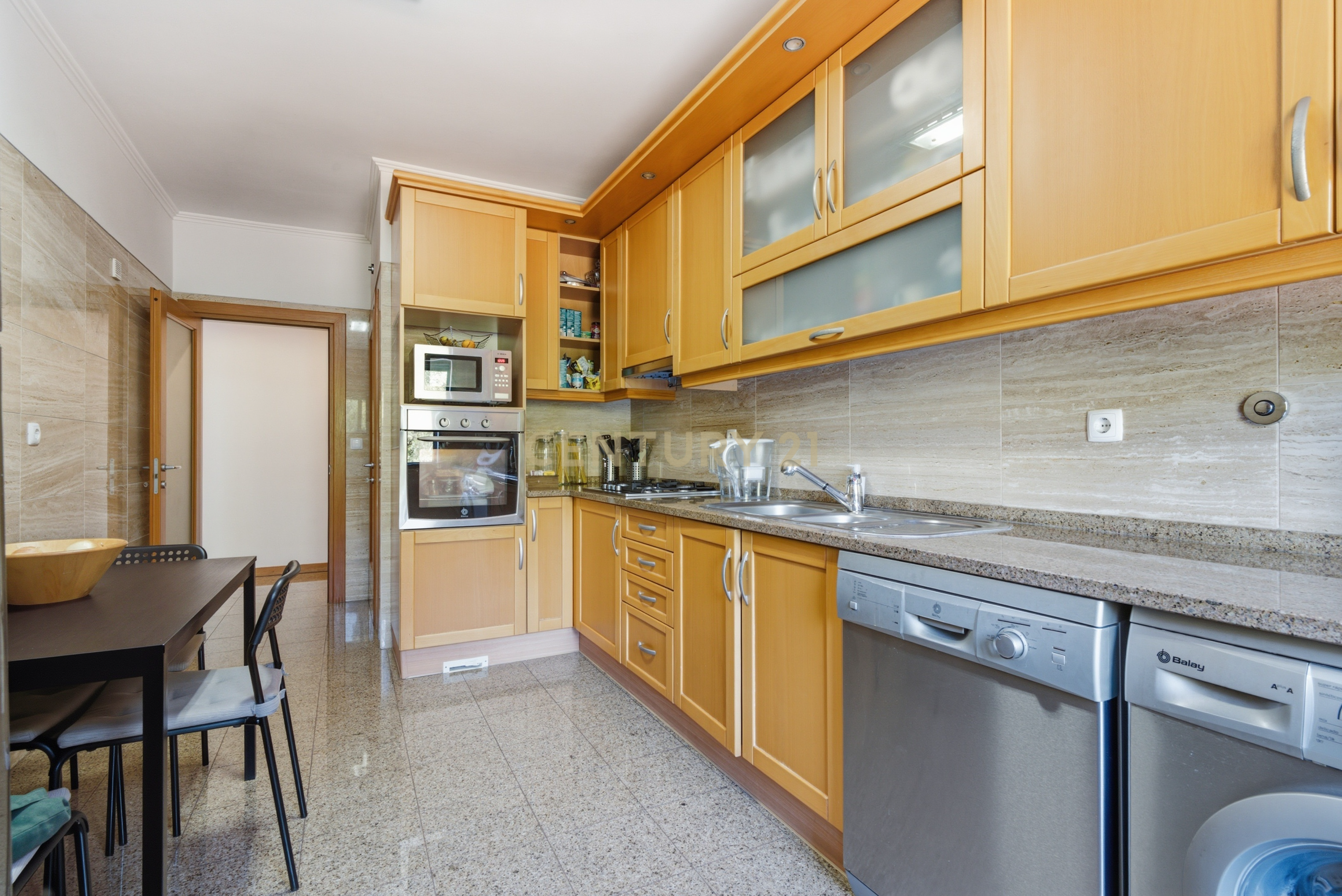 Fotografia 11 de Elegante Apartamento T3 no Estoril com Box Fechada para 3 carros a poucos metros da praia