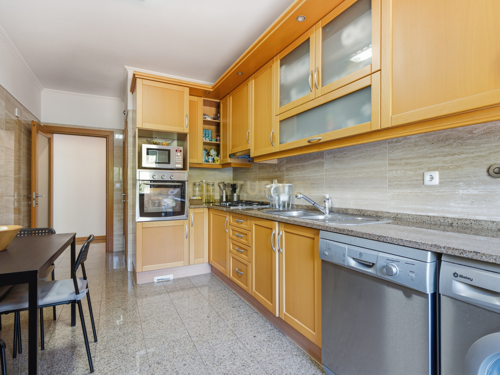 Elegante Apartamento T3 no Estoril com Box Fechada para 3 carros a poucos metros da praia - Image 11