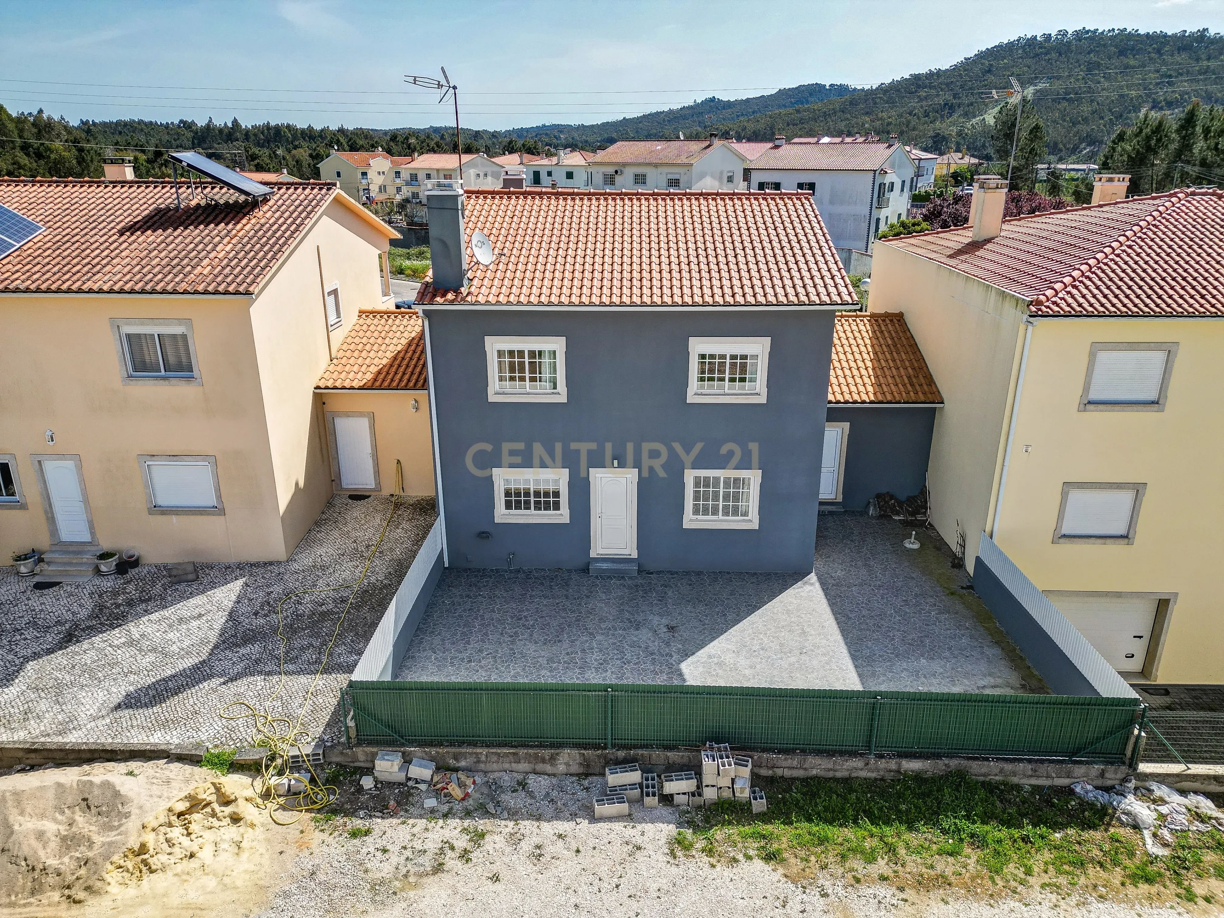 Casa Moderna em Vila de Rei com 4 Quartos e Segurança Avançada - Image 58