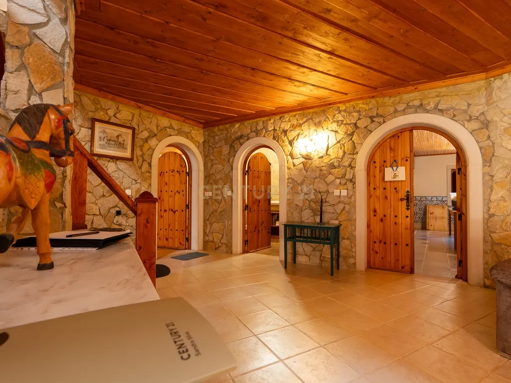Fabulosa Quinta com lote de terreno de 22.381 m2, onde se encontra inserida uma moradia composta por dois pisos, com uma área bruta de 623 m2, uma área útil de 304 m2 e uma área bruta dependente de 319 m2, localizada em Santo Isidro de Pegões, na zona de Pegões, a pouca distância das belas praias de Setúbal. - Image 79