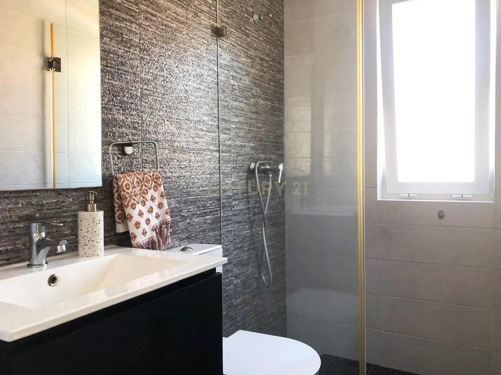 Apartamento T2 com arrecadação, renovado, no centro de Almada - Image 9