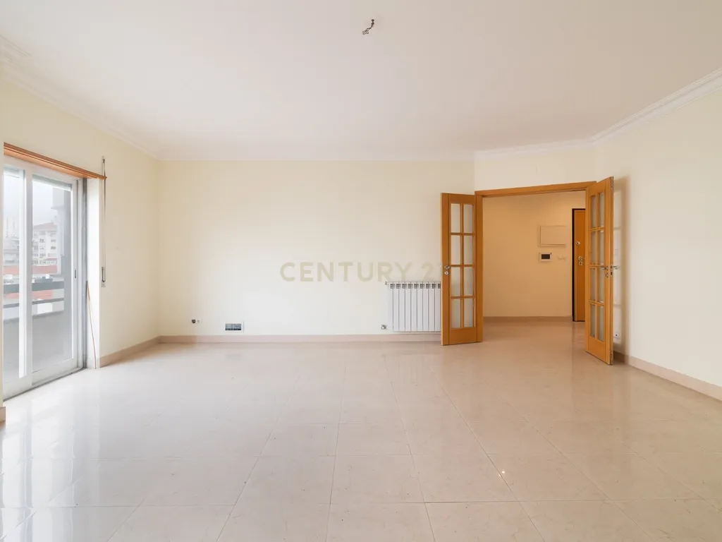 Apartamento T4 no Centro de Odivelas com Parqueamento para 3 Viaturas - Image 5