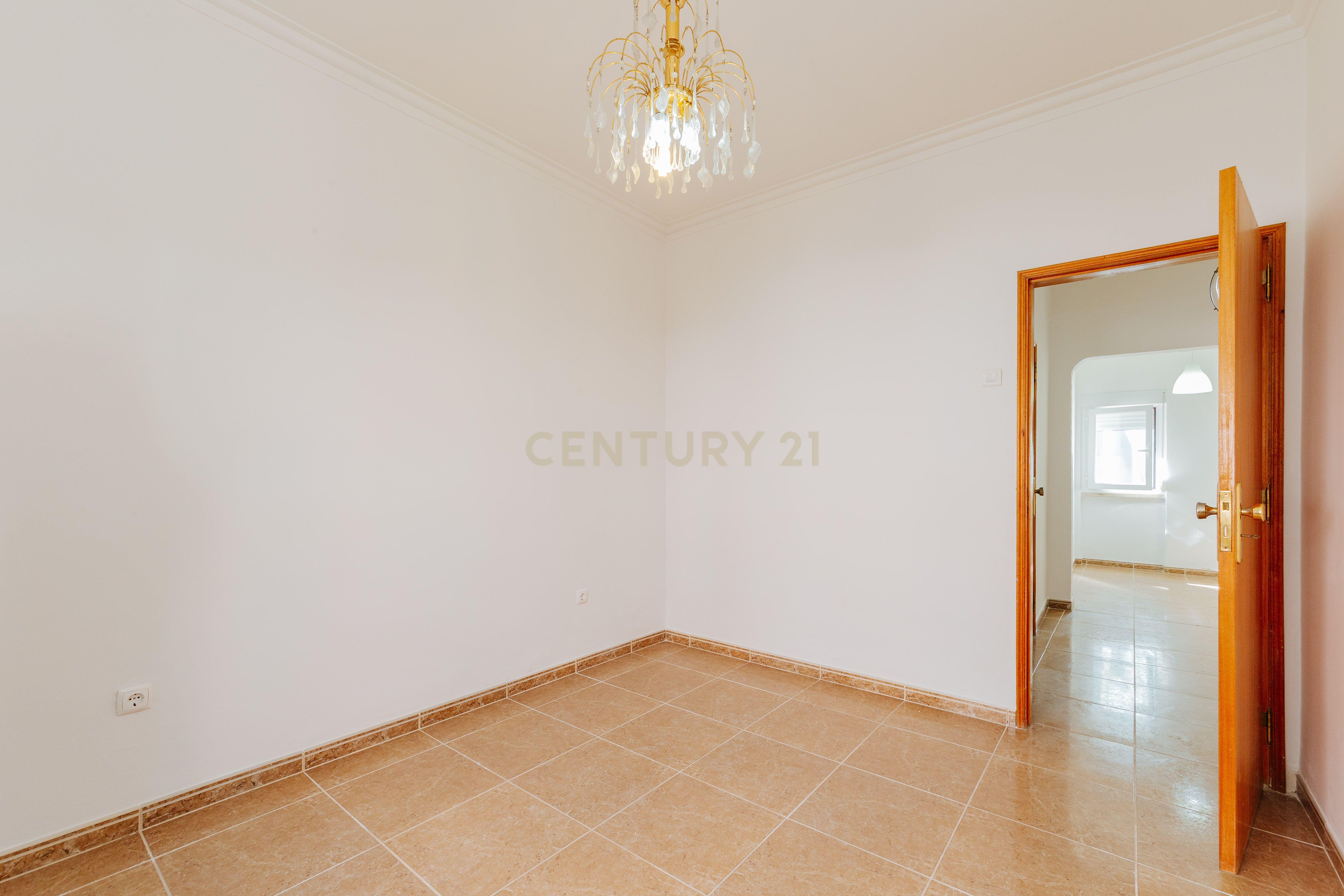 Fotografia 12 de Apartamento T1 situado no Prior Velho, em excelentes condições.