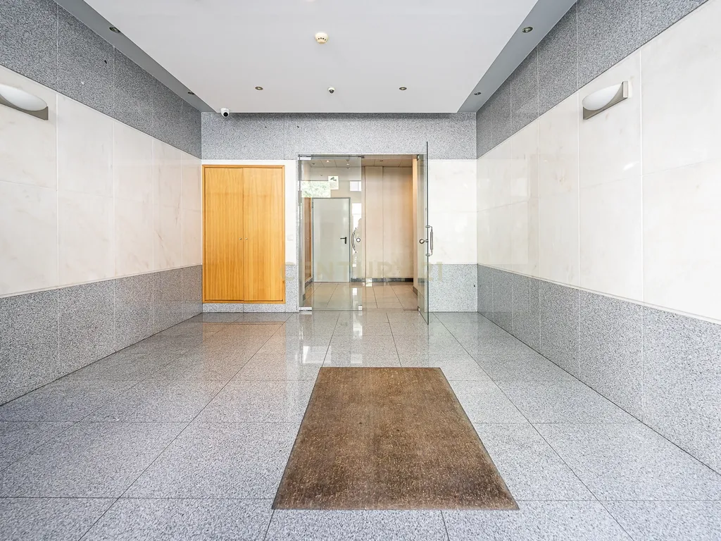 T2 com Suíte, Garagem e Arrecadação na Estefânia - Image 16