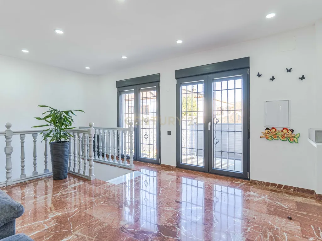 Moradia isolada em Otura com um terreno de 1.250 m², piscina, jardim e espaços para viver em paz - Image 35