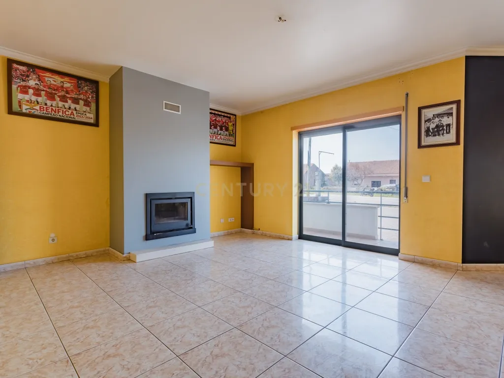 Apartamento T3 com áreas extraordinárias, garagem para 2 carros e perto da praia! - Image 5