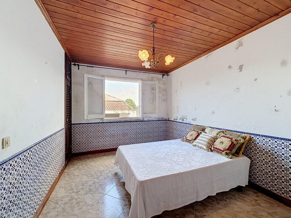 Moradia T3+1 térrea com garagem, jardim e amplo terreno — Aflitos, Fenais da Luz - Image 25