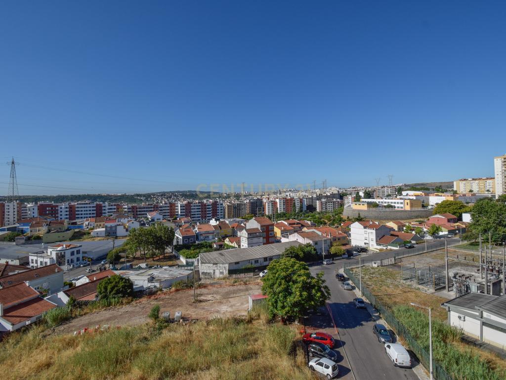 Apartamento T2 com Garagem, Arrecadação e Excelente Luminosidade – Arroja, Odivelas - Image 23