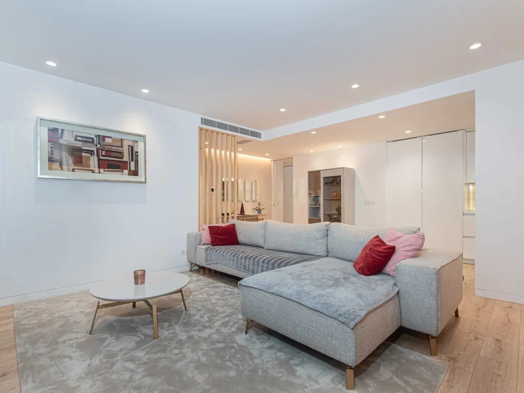 Apartamento T4 com Terraço e Box para 2 Viaturas | Jardim da Amoreira | Odivelas - Image 2