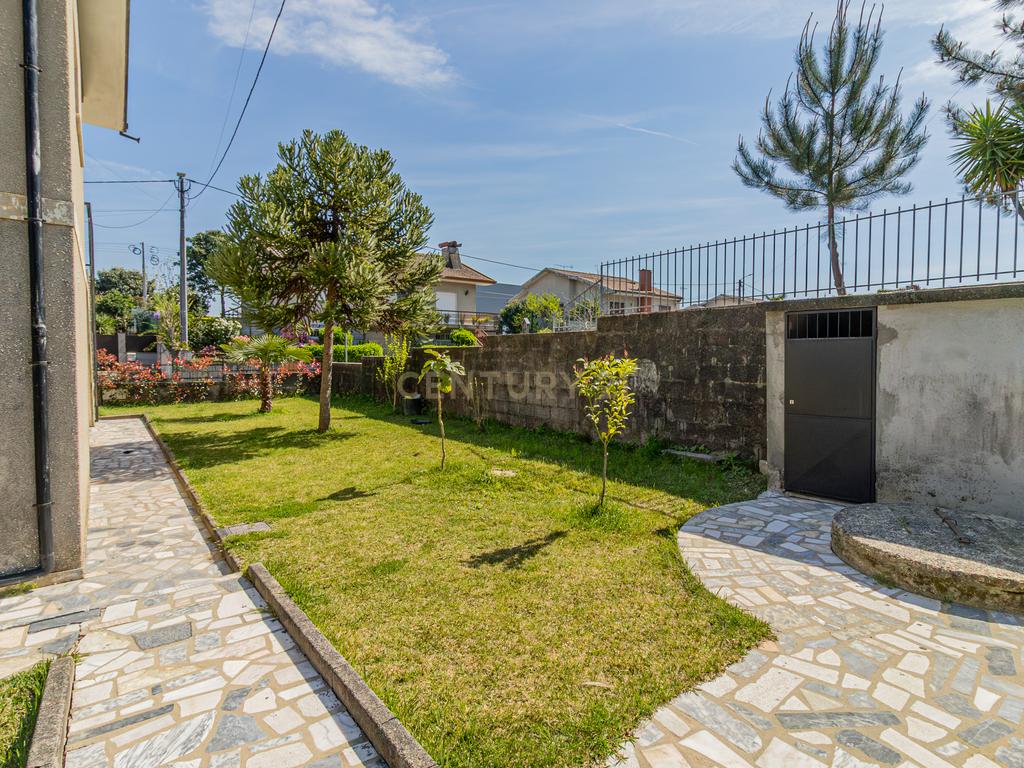 Moradia T3 + T2 em Amares com Jardim e Garagem - Image 38