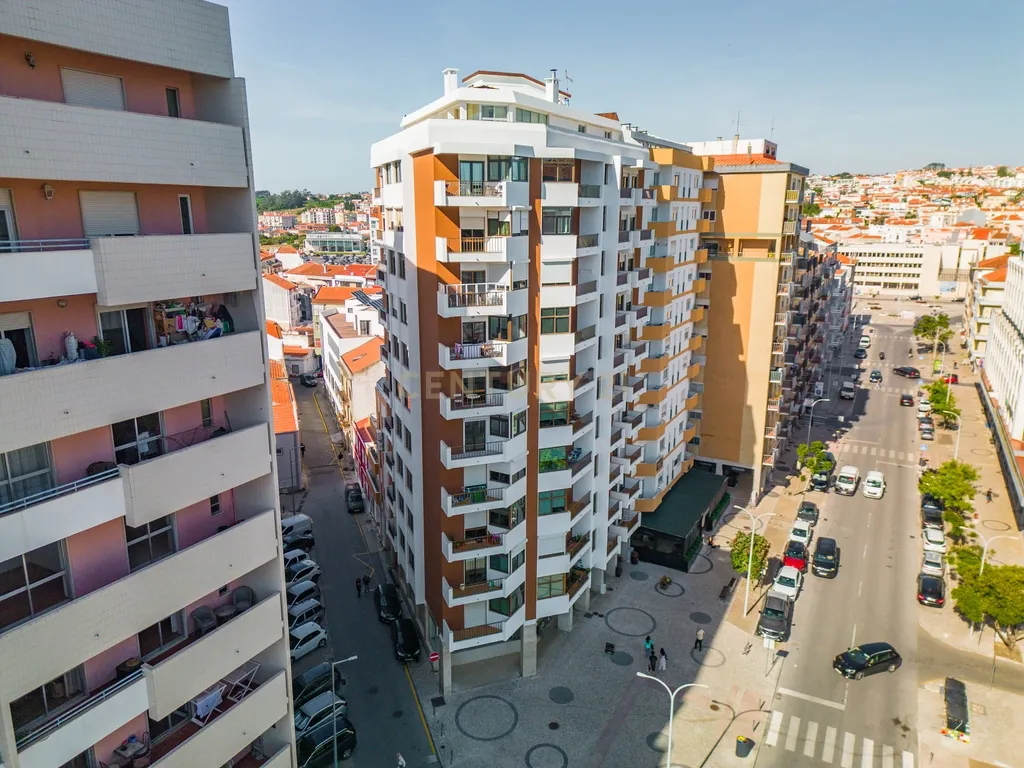 Apartamento T3 Totalmente Renovado | Centro de Caldas da Rainha - Image 1