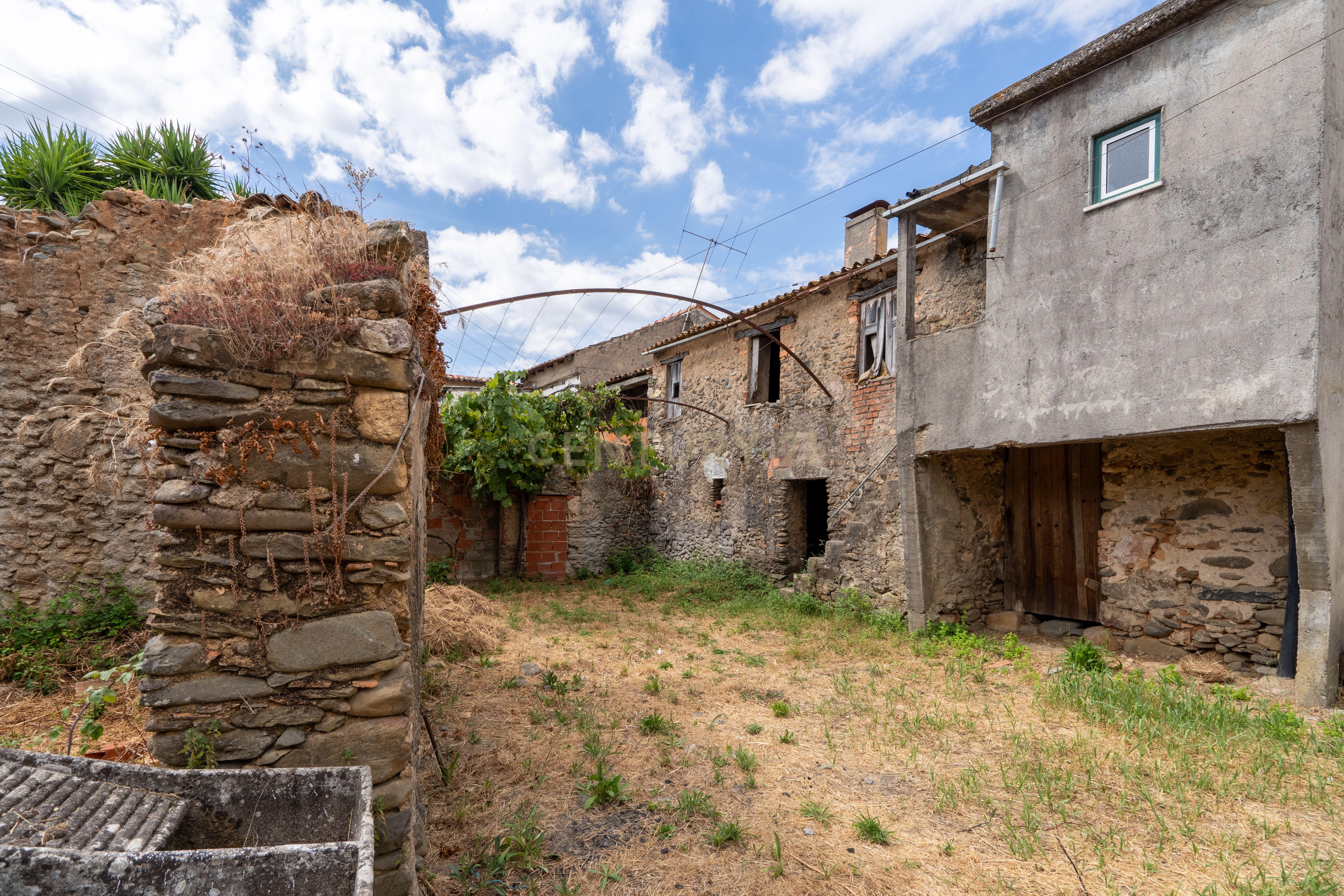 Fotografia 8 de Casa Antiga para Recuperar em Miranda do Corvo, Coimbra