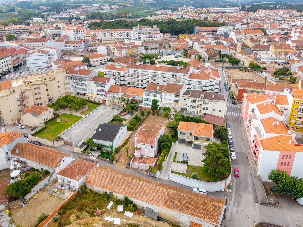 Moradia T5 para remodelar ou lote para construção — Centro do Bombarral - Image 6