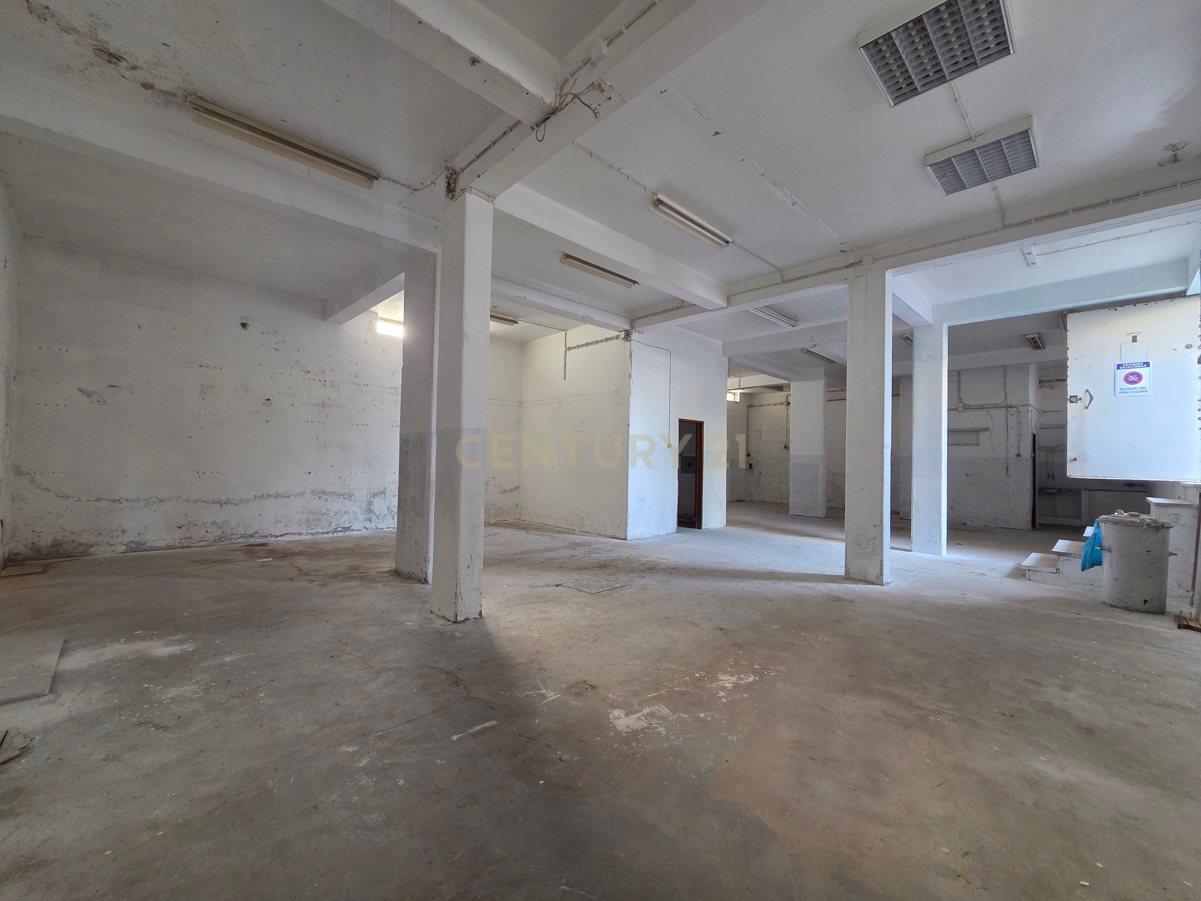 Fotografia 2 de Armazém com 160 m² para investimento em Linda-a-Velha