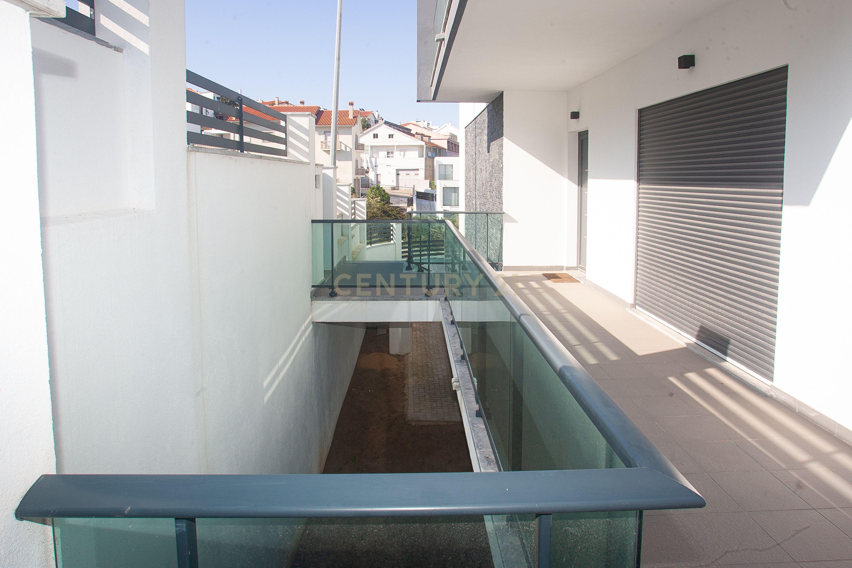 MORADIA T5 + 3 EM FAMÕES, COM PISCINA, JARDIM E BOX PARA 4 CARROS - Image 29