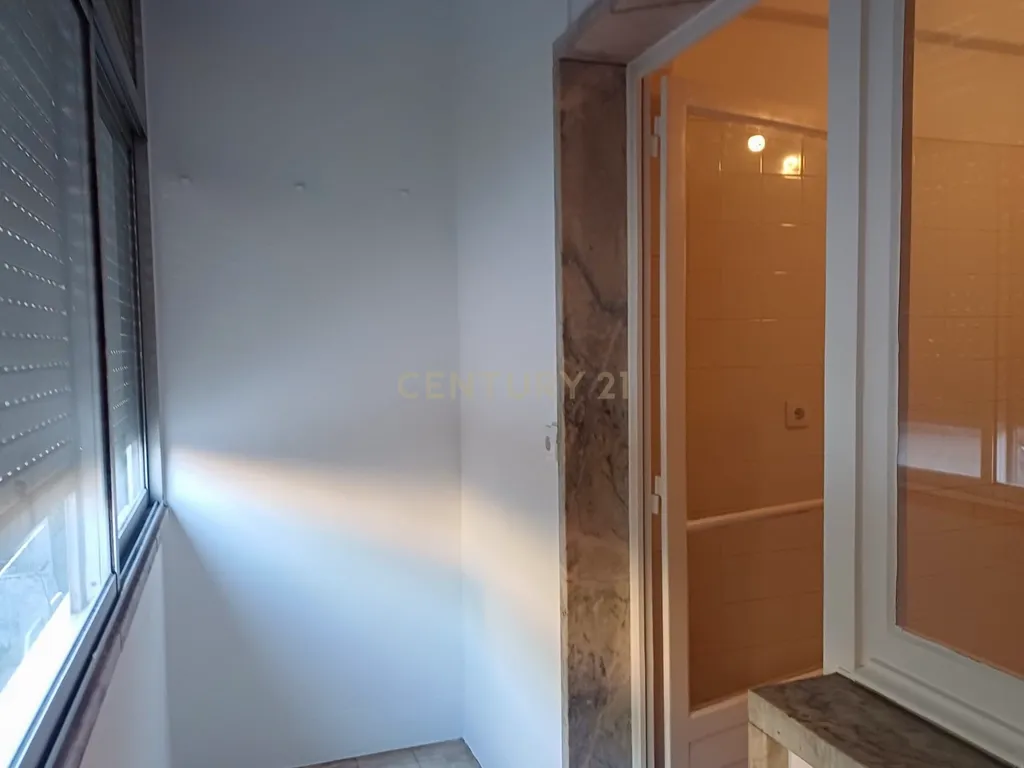 Apartamento T2, recentemente renovado, no Lumiar Lisboa - Image 8