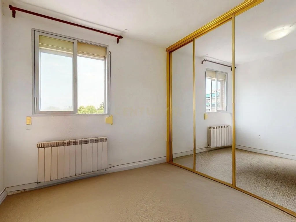 Apartamento T2 com Terraço em Madrid - Oportunidade de Recuperação - Image 18