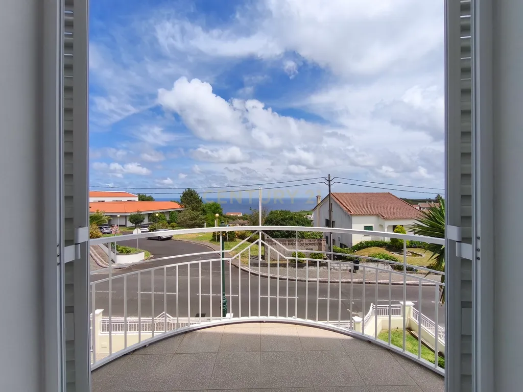 Moradia de Assinatura no Concelho do Nordeste – Exclusividade, Luz e Vistas - Image 5