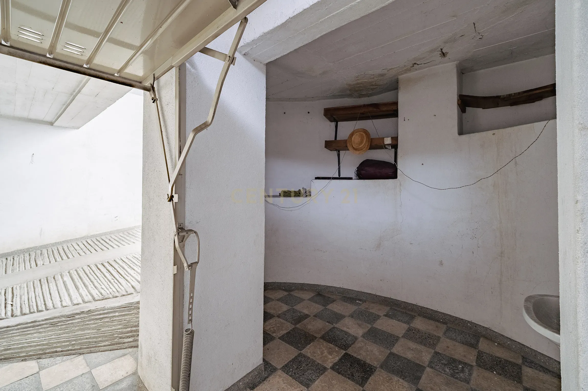Fotografia 7 de Garagem em Laranjeiro, Almada - Oportunidade Única