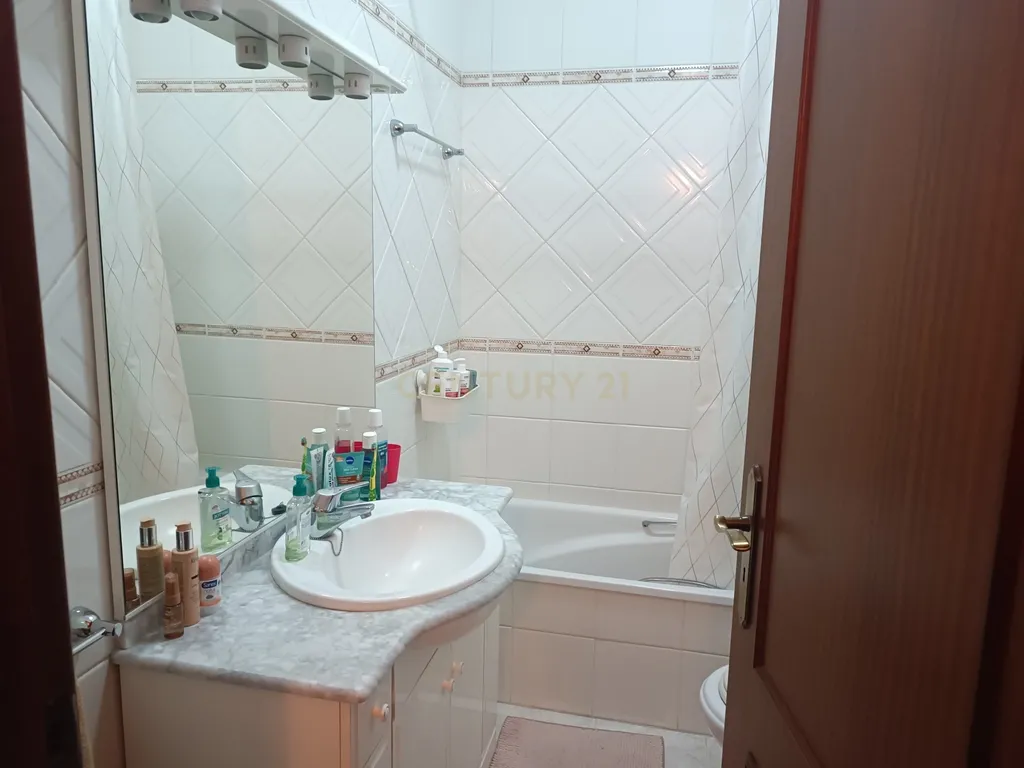 Apartamento T3 com 115 m² em Fazendas de Almeirim, concelho de Almeirim, distrito de Santarém. Apartamento localizado no 2. º andar de um edifício sem elevador. - Image 25