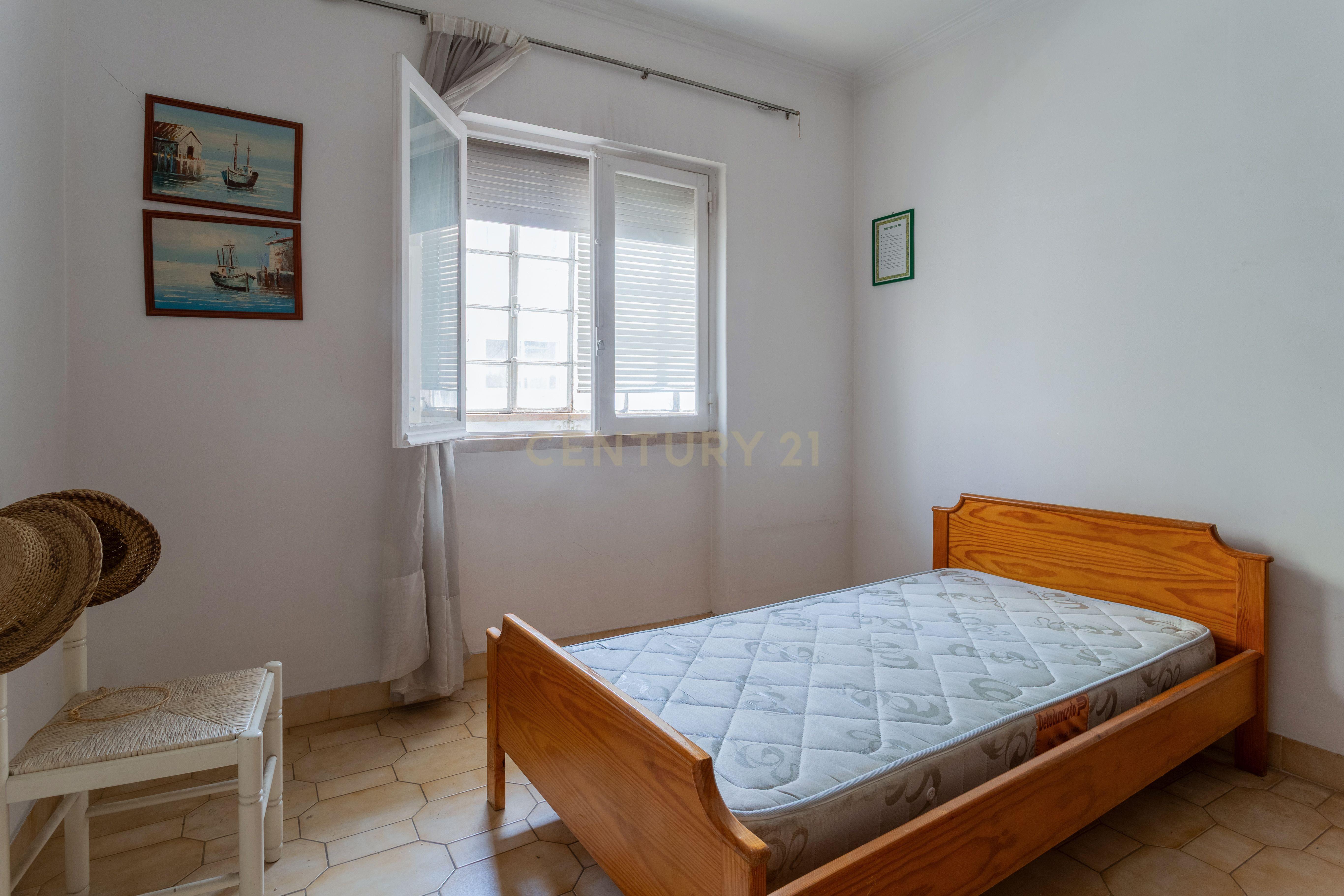 Fotografia 6 de Apartamento T3 em Almada, Cova da Piedade 1º andar sem elevador.