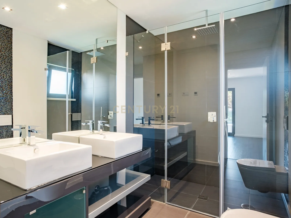 Moradia Independente T5 de Luxo com Piscina e Garagem a 5 minutos do Kings College - Image 9