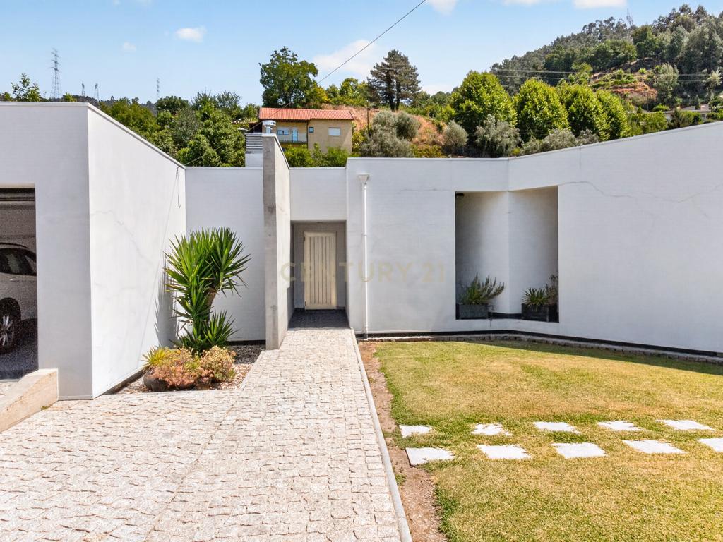 Moradia T4 Térrea de Sonho com Piscina, Campo de Futebol - Image 55