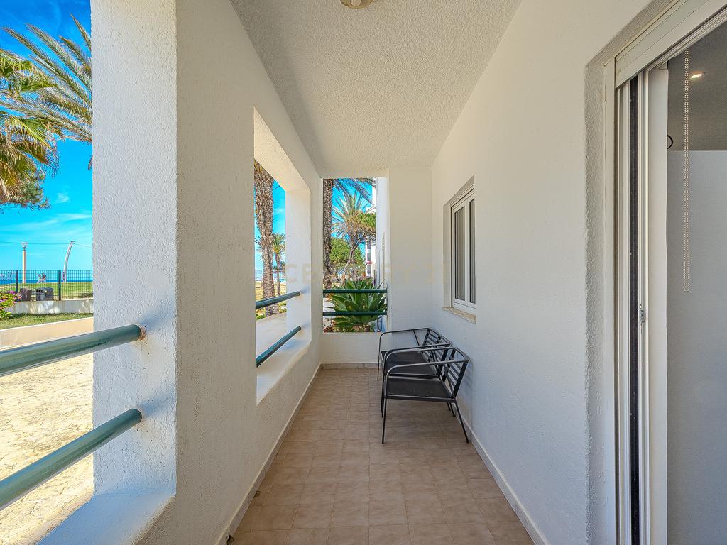 Apartamento T2 com Vista Mar na Primeira Linha de Praia – Quarteira - Image 20
