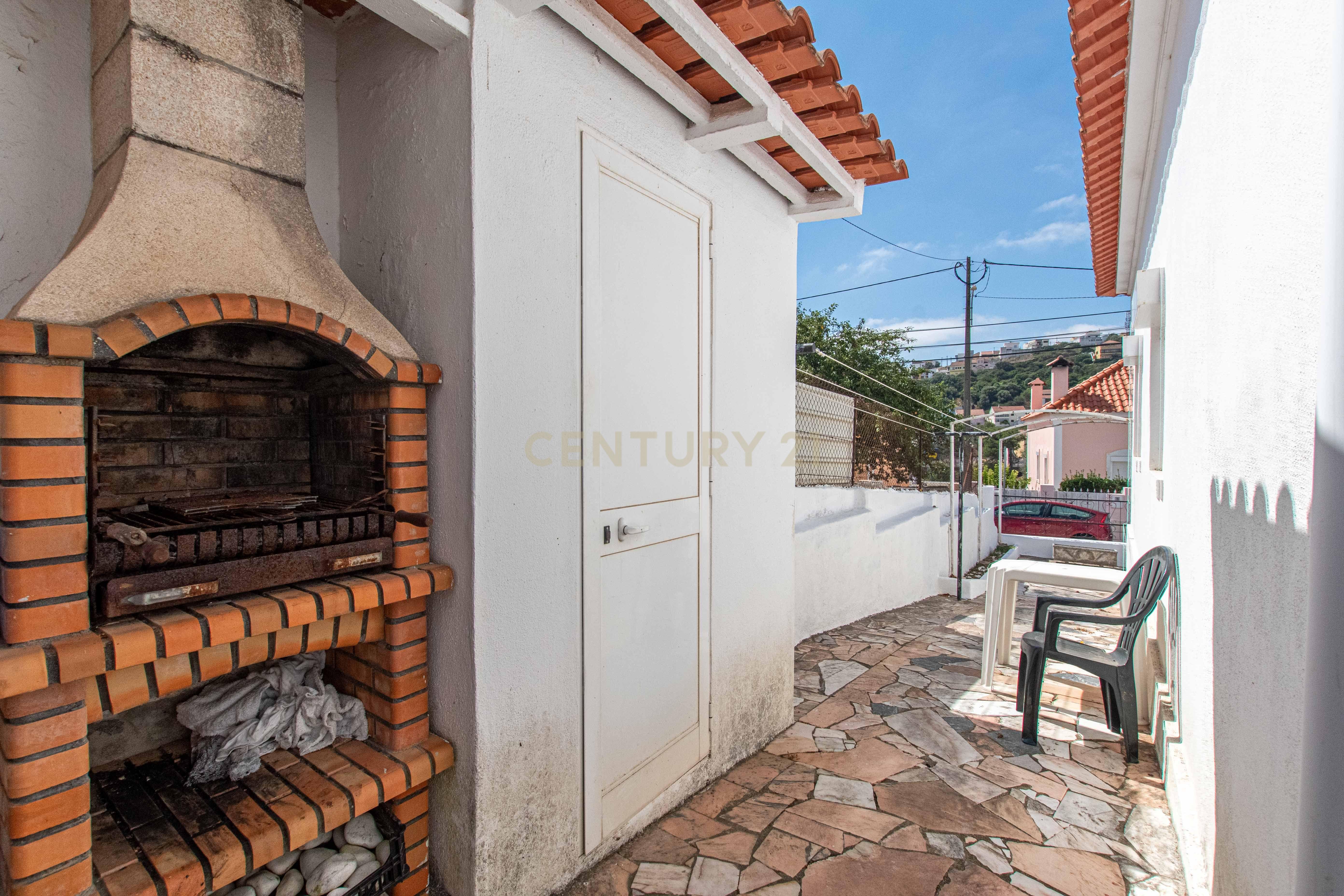 Fotografia 8 de Moradia T2, num terreno com 299m2, em Caneças - Odivelas
