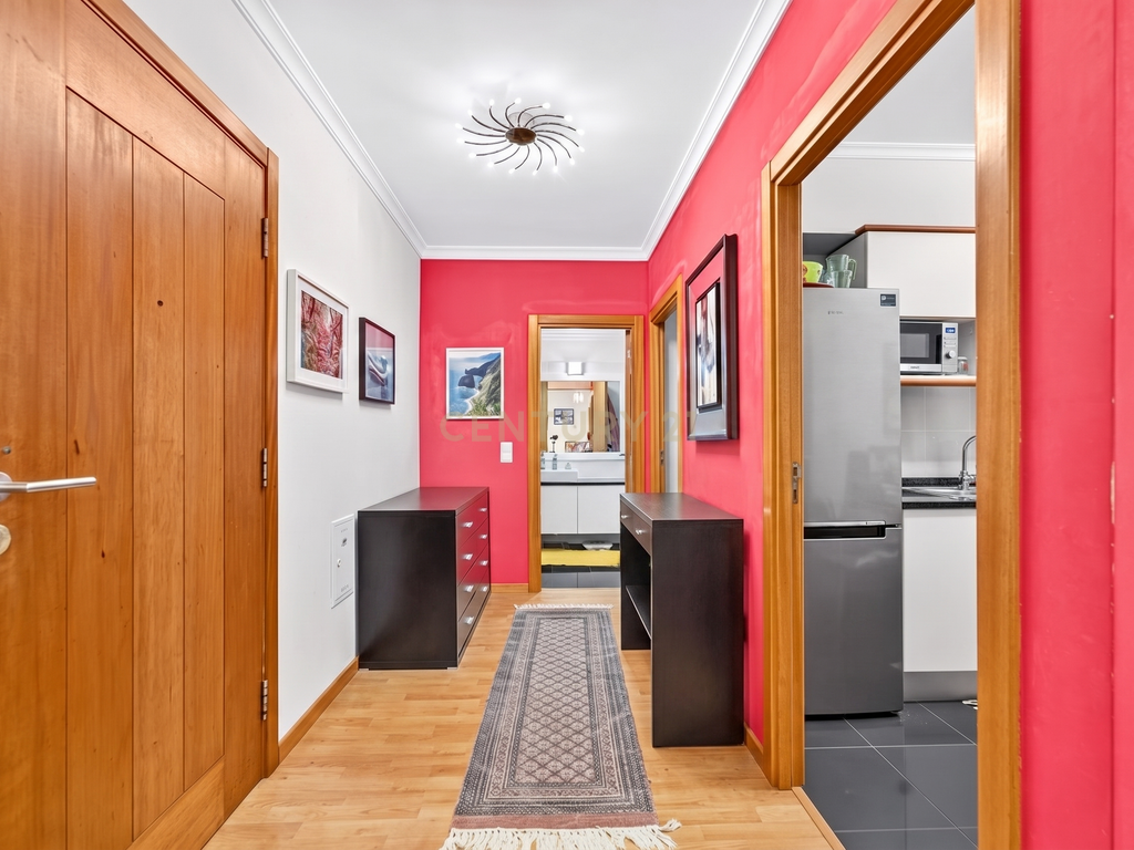 Apartamento T1 com Boas Áreas em Santo António, Funchal - Image 3