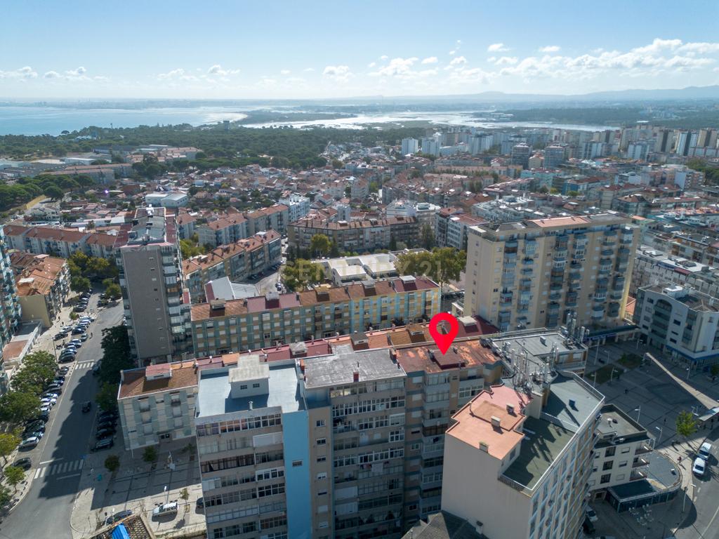 T2 Remodelado e Equipado para Arrendamento – Laranjeiro, Almada - Image 24