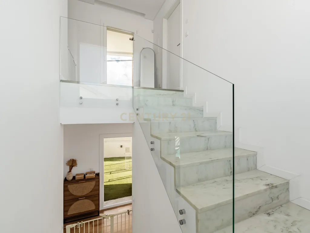 Moradia T4 Contemporânea com piscina, na Aroeira, perto do golf e praias - Image 20