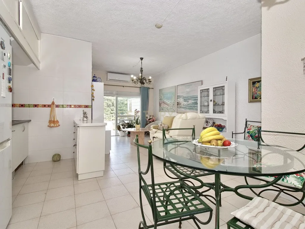 Apartamento T1+2 na Histórica Aldeia do Castelo de Sesimbra - Image 1