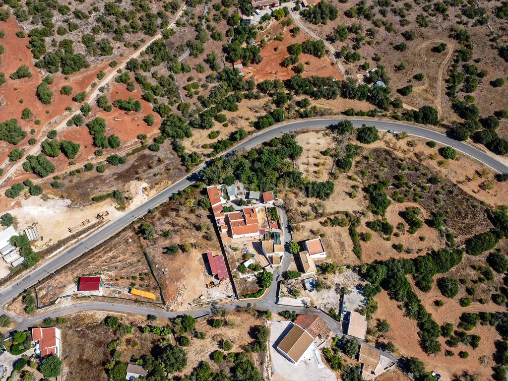 Terreno com alfarrobeiras e bons acessos perto de Paderne - Image 8