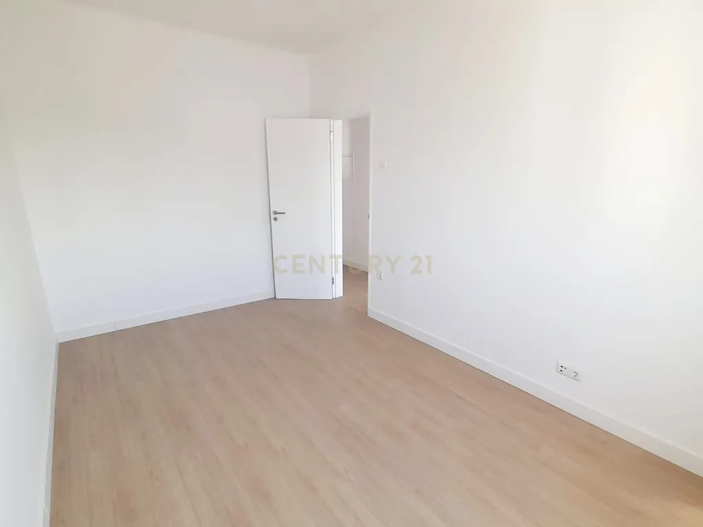 Apartamento t2 remodelado em zona muito sossegada de Santarém - Image 12