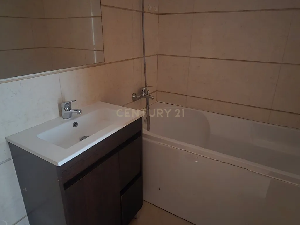 Apartamento T3 com suite e estacionamento | Fidalguinhos, Barreiro - Image 1