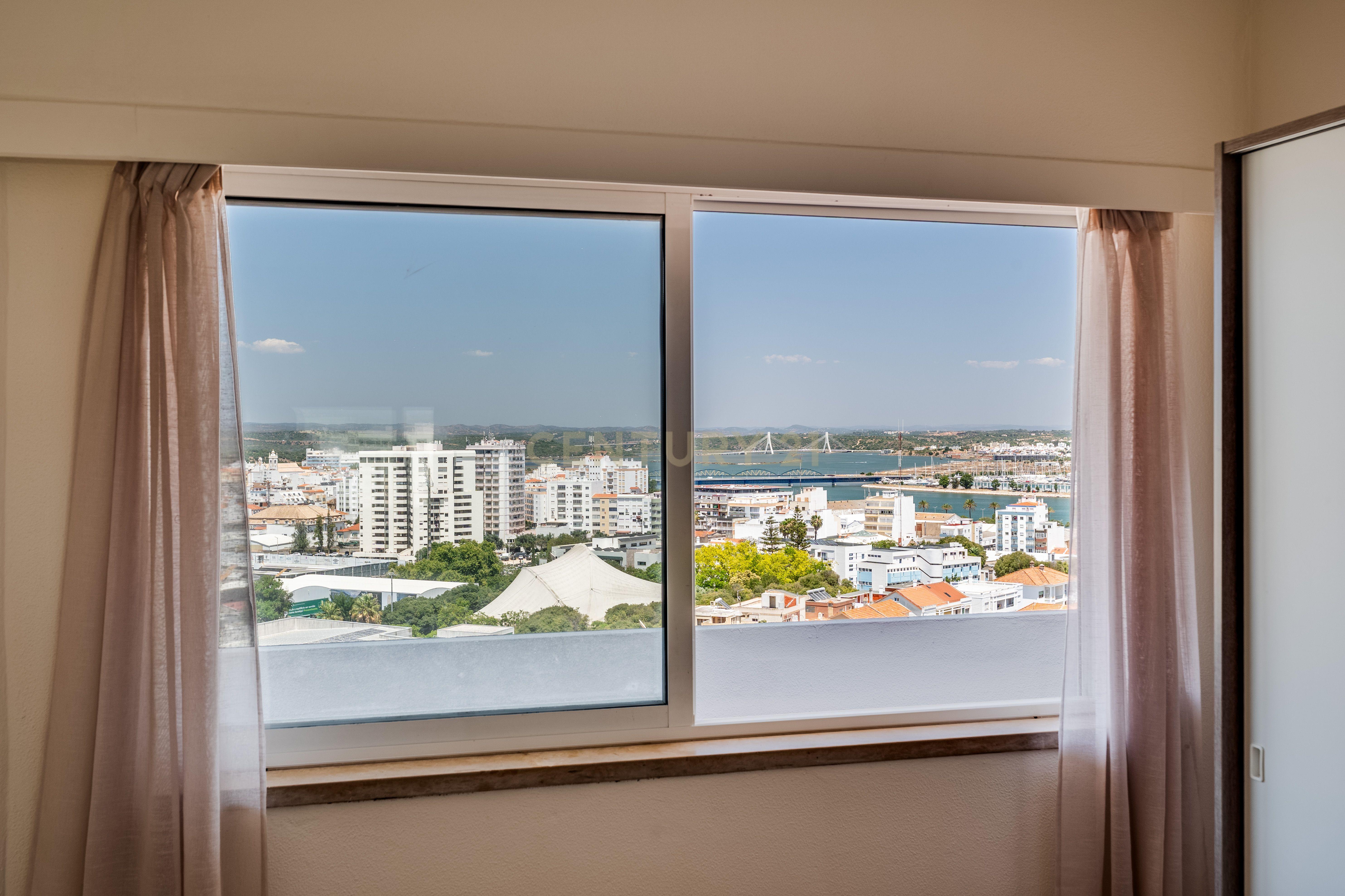 Fotografia 8 de T1 Remodelado com Vista Panorâmica sobre o Rio, Cidade e Serra | Portimão