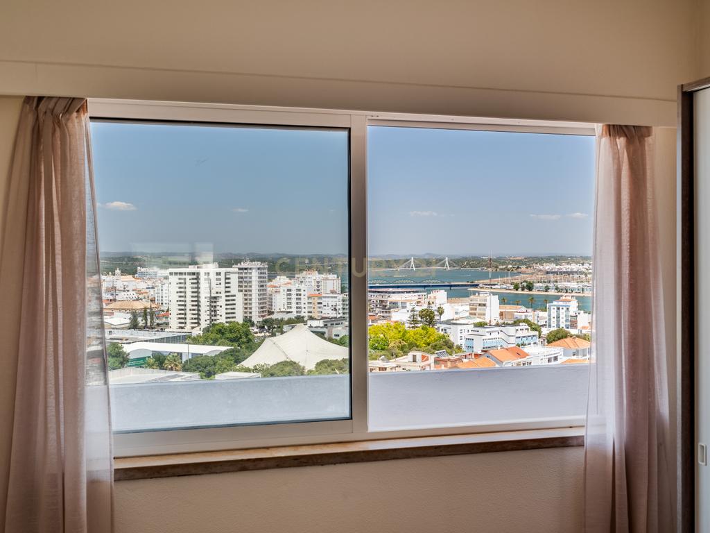 T1 Remodelado com Vista Panorâmica sobre o Rio, Cidade e Serra | Portimão - Image 8