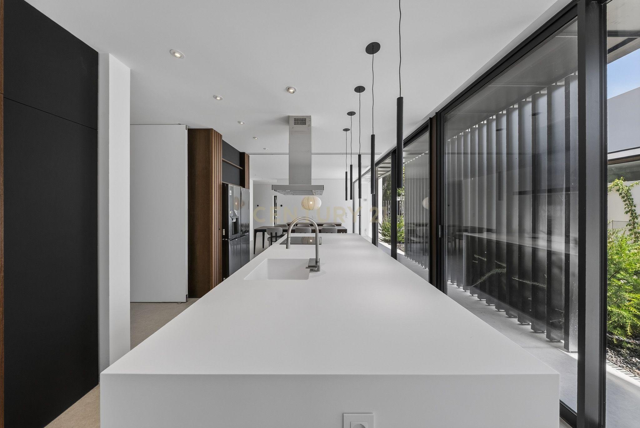 Fotografia 9 de Moradia T4 | Área de Construção: 380m² | Lote: 502m² | 3 Pisos | Piscina Privada
