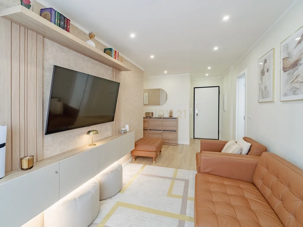 Apartamento T2 Remodelado na Torre da Marinha - Image 12