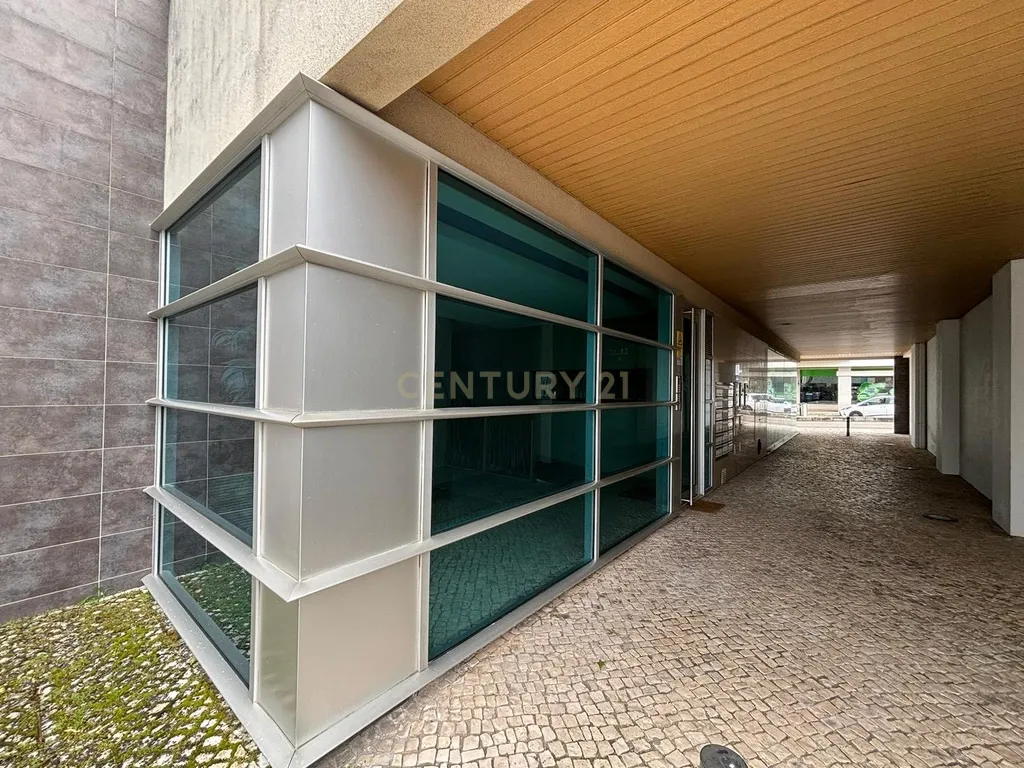 Edifício Moderno no Entroncamento com Vista Panorâmica e Luxo - Image 2