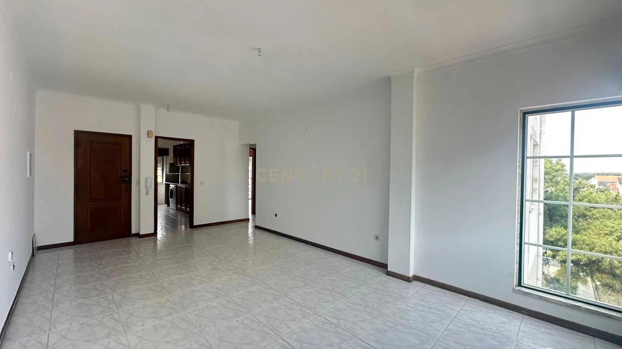 Apartamento T2 com Varanda, na Quinta do Conde - Image 2