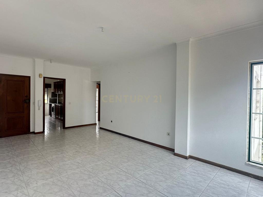 Apartamento T2 com Varanda, na Quinta do Conde - Image 2