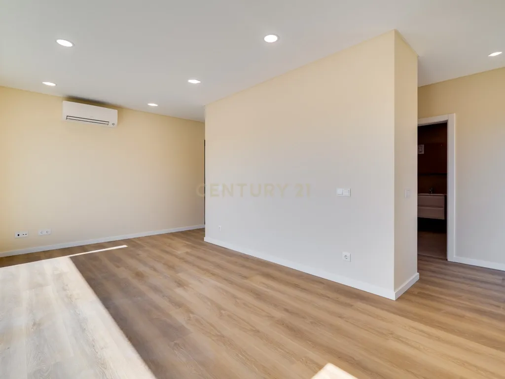 Moradia T4+1 de construção nova com piscina infinita | Caramujeira, Lagoa - Image 34